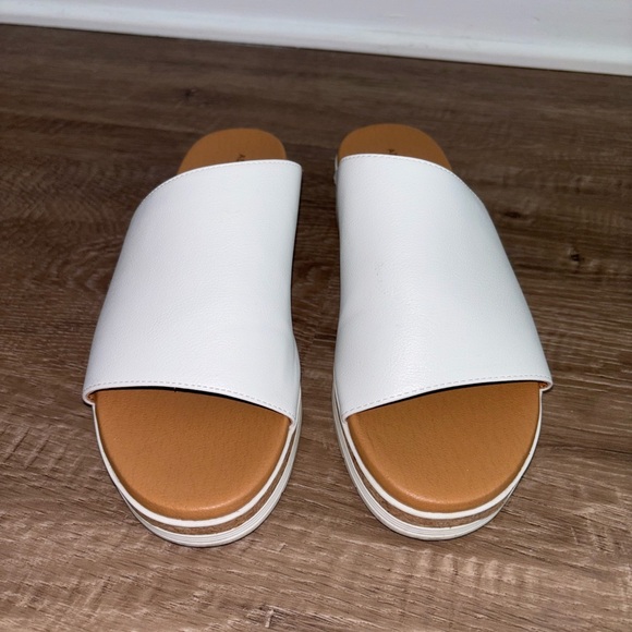 ADRIENNE VITTADINI
Provence Platform Slide Sandal In White - Picture 3 of 7